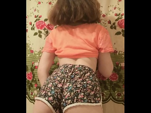 ❤️ Kynþokkafull ung stúlka klæðir sig í stuttbuxurnar á myndavélinni ☑ Heimabakað klám á is.hotpornphotos.ru ️❤